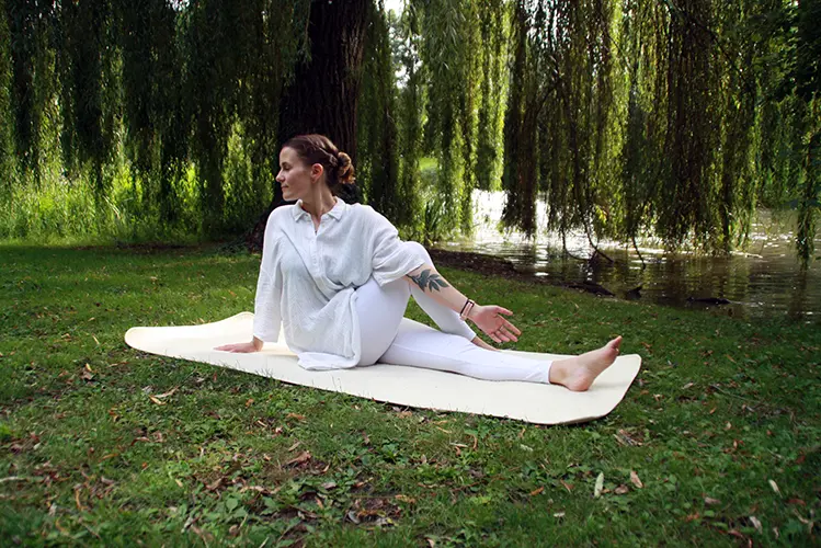 Alina in Yoga-Pose